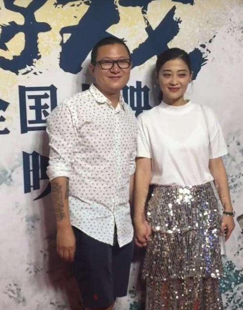 出席活动和老公曾剑在一起,梅婷脸上开心的笑容说明一切.