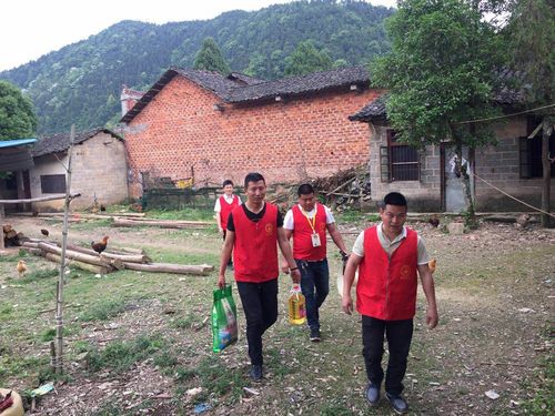 修水县爱心联合会渣津分会慰问东港乡靖林村五保户卢金兰老人