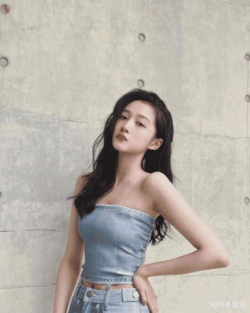 又被关晓彤的腿美到了,穿抹胸配牛仔裤,"42寸"大长腿太养眼
