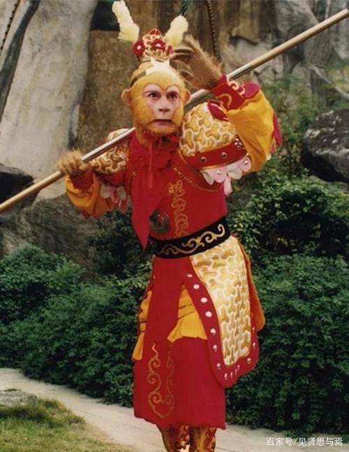 六小龄童,在《西游记》中扮演孙悟空,"美猴王"形象