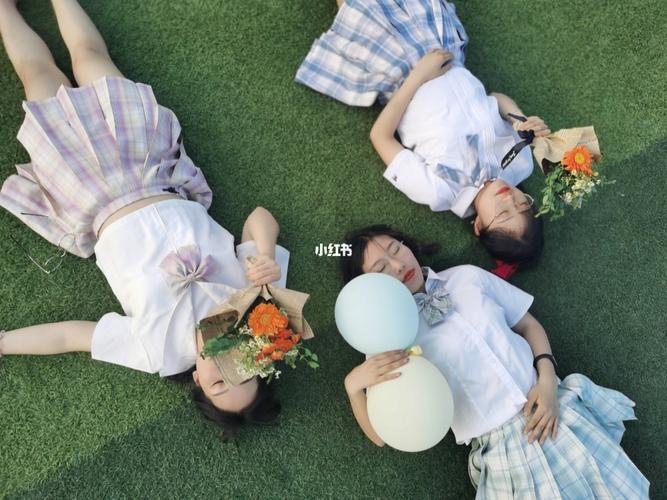 毕业照三人操场姿势_毕业照_摄影_摄影技巧