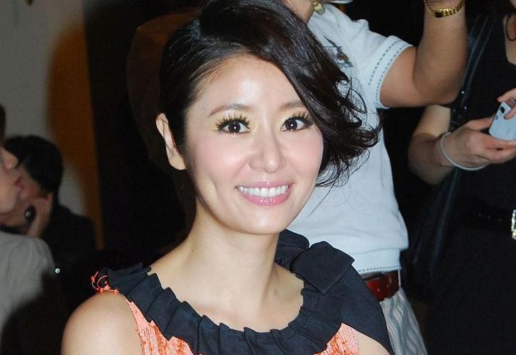 林心如终于换发型,穿橘红色流苏裙配斜刘海盘发,换个风格变化大