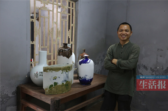 音乐老师做出特色美术陶瓷 他的瓷器画着广西山水