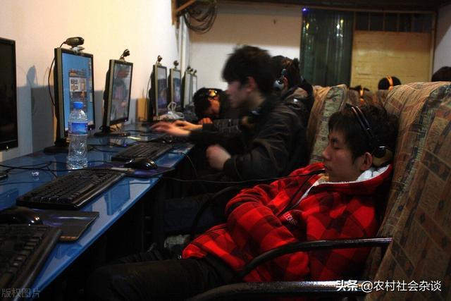 十年前那些吃住都在网吧的大神