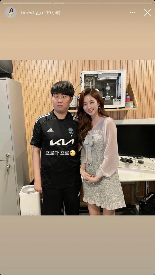 lck美女主持人分享:和khan选手合照