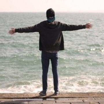 有点寂寞的帅气背影,男生头像图片-回车桌面