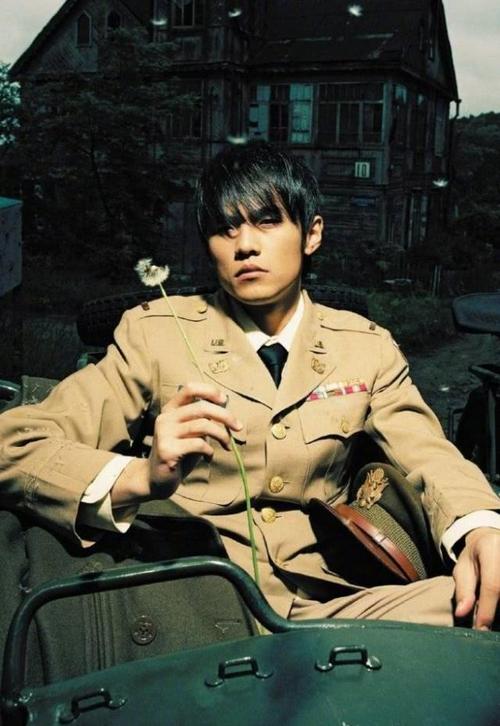 周杰伦《七里香》mv爆照,穿军衣超显时尚,给这"初恋颜