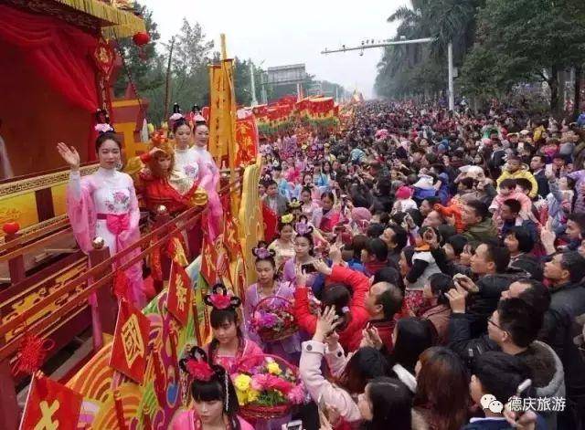 元宵民间艺术大巡游活动拉开了当天全县闹元宵整体活动的总序幕.