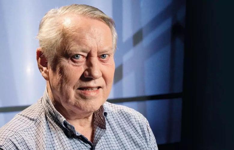 那都是因为, 查克·费尼为了隐藏自己的善举,采取了非常严密的保密