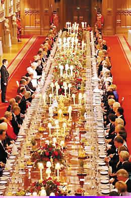 国宴怪史 英女王啃蝙蝠