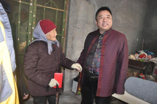 董事长马俊慰问困难家庭老人