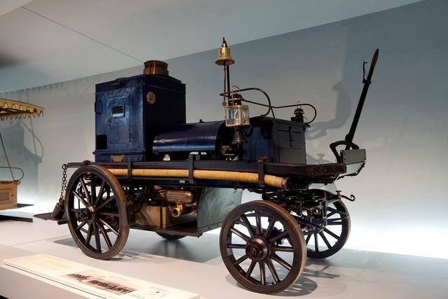 旁边这辆应该是最早的消防车.