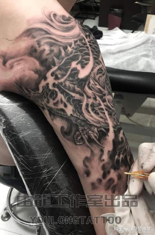 上海由龙纹身近期作品大臂麒麟纹身图案