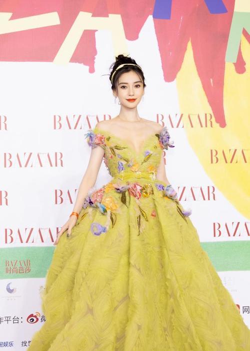 angelababy出席芭莎慈善夜,穿"大领口"黄裙秀排骨胸