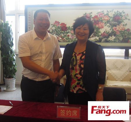鸿名集团董事长张强红先生(左)与北人集团董事长白珊女士(右)合影