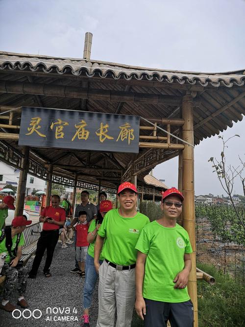9月13日上午8:30,反邪教志愿者徒步来到石鼓区黄沙湾街道灵官庙村开展