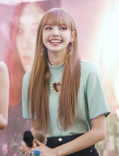 lisa造型翻车?黑色毛衣显壮,身材优势全无,发型油腻像