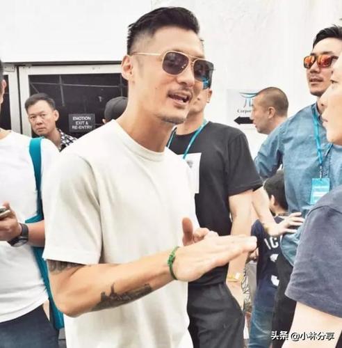 余文乐又穿火了"中国"t恤,配上墨镜气场全开,网友:帅炸了