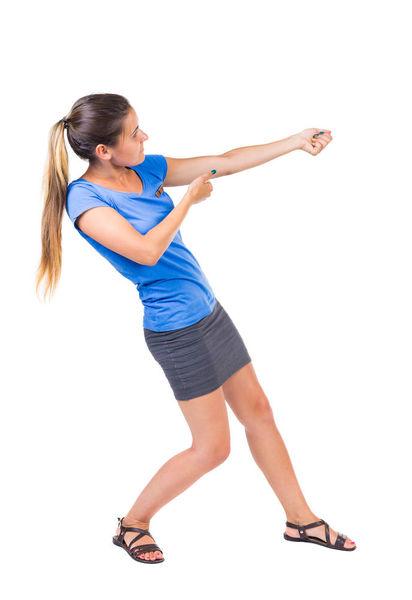 背面视角,站立,女孩,拉拽,绳索,上面,紧握