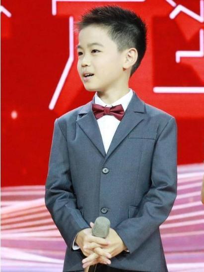 并且非常有礼貌的从台上走下迎接小男孩的拥抱,在他的身上有太多年轻