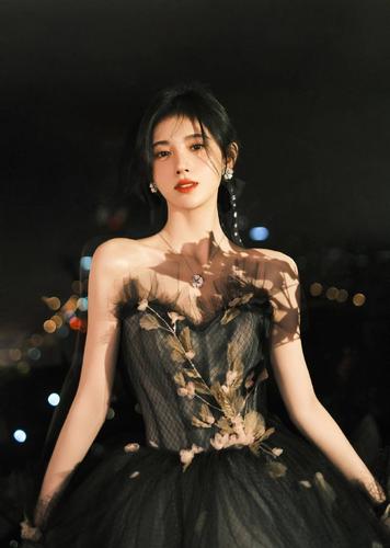 鞠婧祎穿纱裙秀雪肤香肩美背线条迷人天鹅颈吸睛