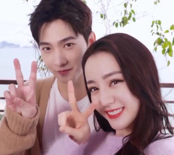 迪丽热巴和杨洋自拍造势,你是我的荣耀,出场的镜头真美