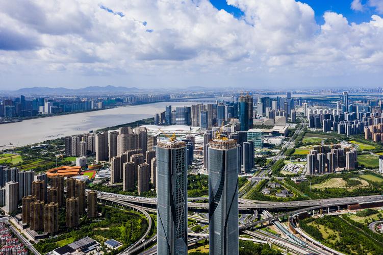 杭州天际线世贸智慧之门照片拍摄于2021台风烟花来临前秋高气爽风和日