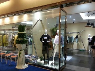 玛泰迩女装专柜才橱窗展示