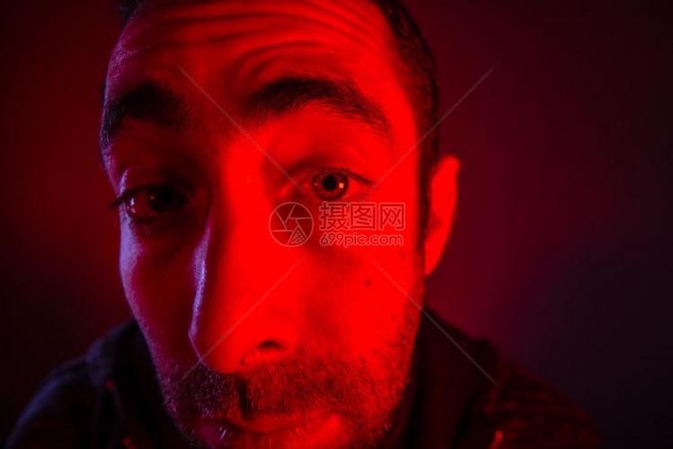 有可疑面部表情的人接近疑惑或怀的年轻人肖像