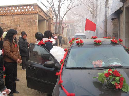 新郎抱新娘下婚车