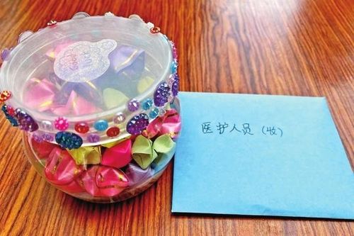 崛起学子以手工作品致谢医护人员