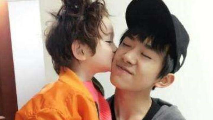 男星遭粉丝强吻,鹿晗立马躲开,吴亦凡一脸嫌弃,易烊千玺