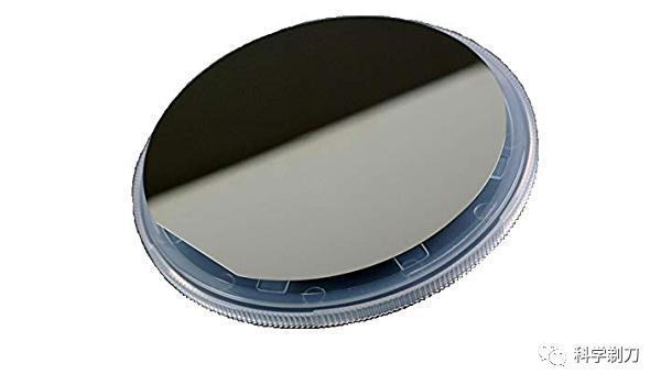 高纯度的单晶硅片是制造各种芯片的基础材料,半导体级硅的纯度极高