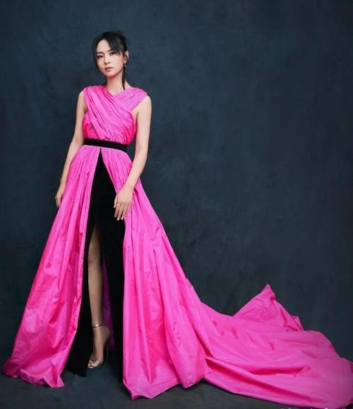 周笔畅都开始走美艳路线了!玫红礼服开叉到大腿,都快