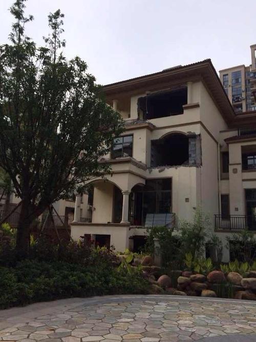 长沙别墅区违法建筑"疯长" 业主问城管去哪儿了