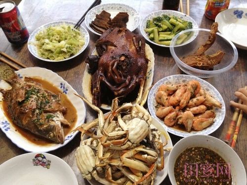 中秋当天当然是要在家吃饭罗,我和妈妈做了一桌好吃的,5个人最后都撑
