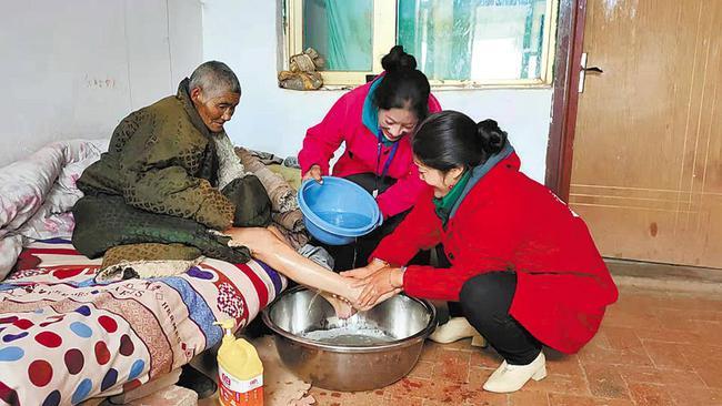 护工们精心照顾老人.