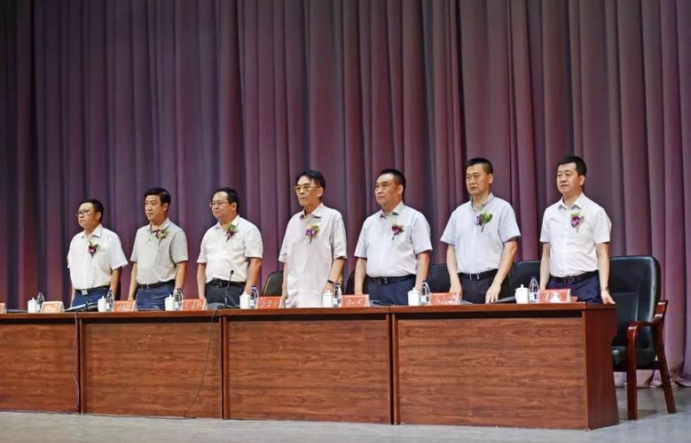 原省国土资源厅副巡视员李桂才等老领导应邀出席大会,市教育局党委