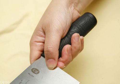 选购菜刀时一定要拿拿看,刀柄不宜过短,可抵住手掌为佳,才拿得稳且