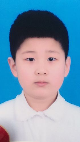 这是我拍的第一张证件照,因为我要上小学啦