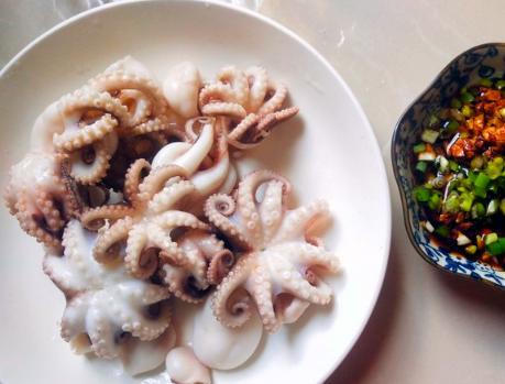 白灼八爪鱼时,海边渔民分享技巧妙招,八爪鱼嫩滑弹牙