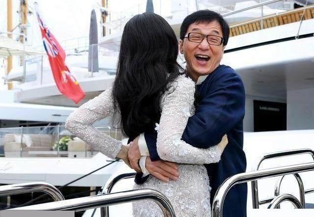 范冰冰和成龙亲密接触的照片,最后一张不要让李晨看到!