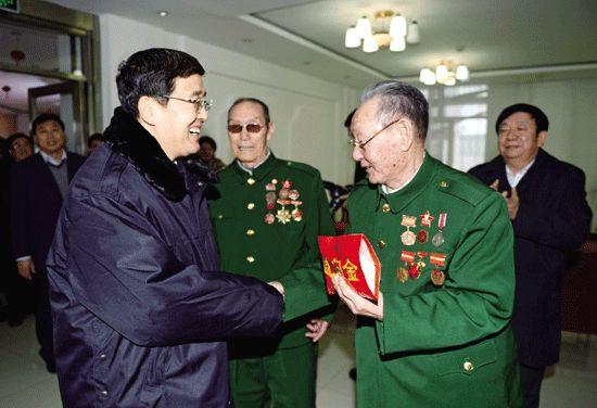 把关怀和温暖送给部队官兵和基层困难群众巴特尔在呼伦贝尔慰问部队