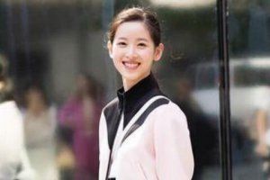 章泽天1993年出生于江苏南京,在高中时因为一张手捧奶茶的照片在网络
