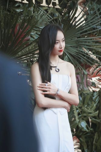 宋茜罕见留长发好清纯!一袭束腰白色长裙大秀柳叶腰,这身材绝了?