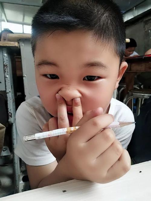 陈浩轩戳鼻子小朋友比耶可爱游戏二人组开心的男孩们我们是好兄弟供稿