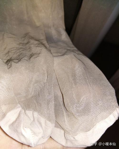 出汗的时候贴在身上,我也懒得说什么的牌子的了,免得被喷是广告,丝袜