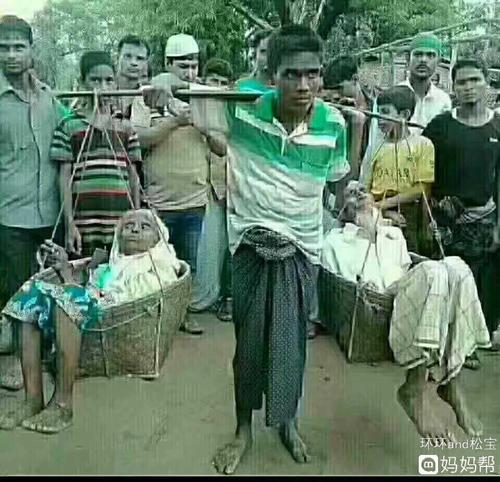 缅甸一位逃难者用担子挑着年迈的