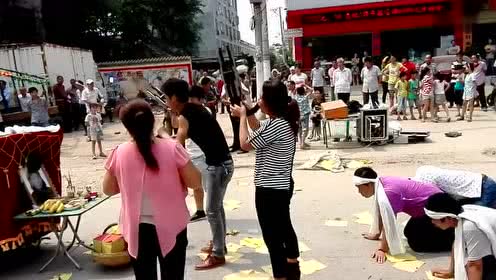 农村白事唢呐转灵,唢呐手花式表演,真是好看!