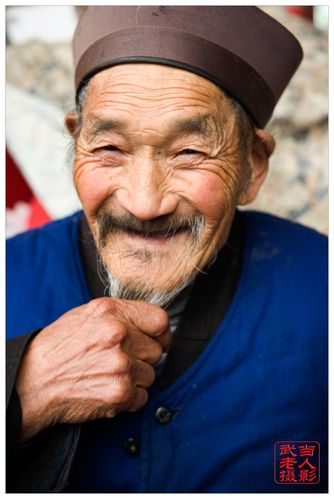 武当山高道太子洞贾爷贾道长捋着胡子笑了